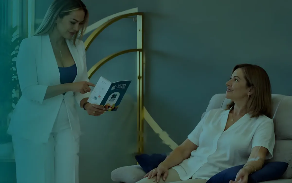 Especialista de Nature Power explicando un tratamiento a una paciente durante su sesión de sueroterapia